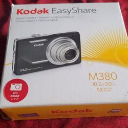 Red Kodak EasyShare M853 Digital Camera