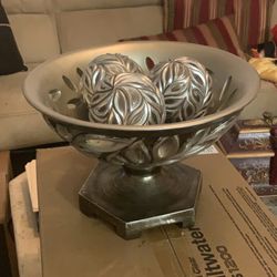 Ornament Bowl with 3 balls 