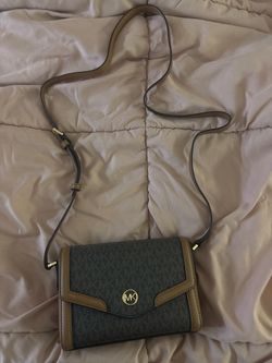 Micheal kors crossbody bag