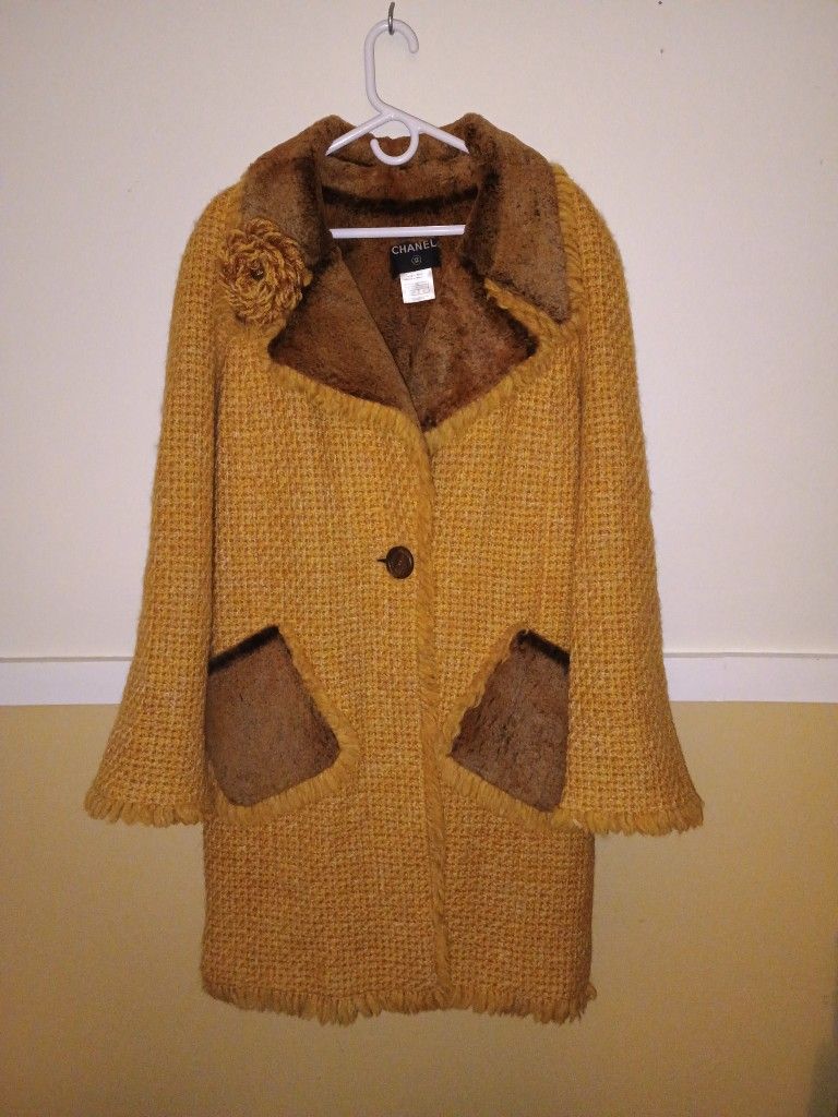 Vintage Chanel Fall 2001 Tweed wool coat Lapin/Rabbit Fur Interior+Pockets