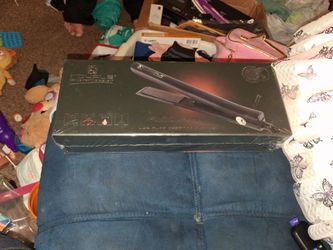 Royale platinum hair flat iron