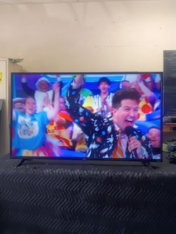 50 inch Roku 4k smart tv beautiful tv comes with remote control shows great quality clear picture works perfect guaranteed