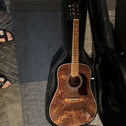 Acustic Guitar With Case & Extra Strings 