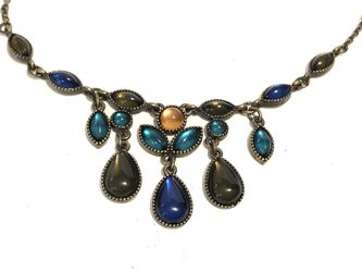 Lovely vintage Avon SAQ necklace