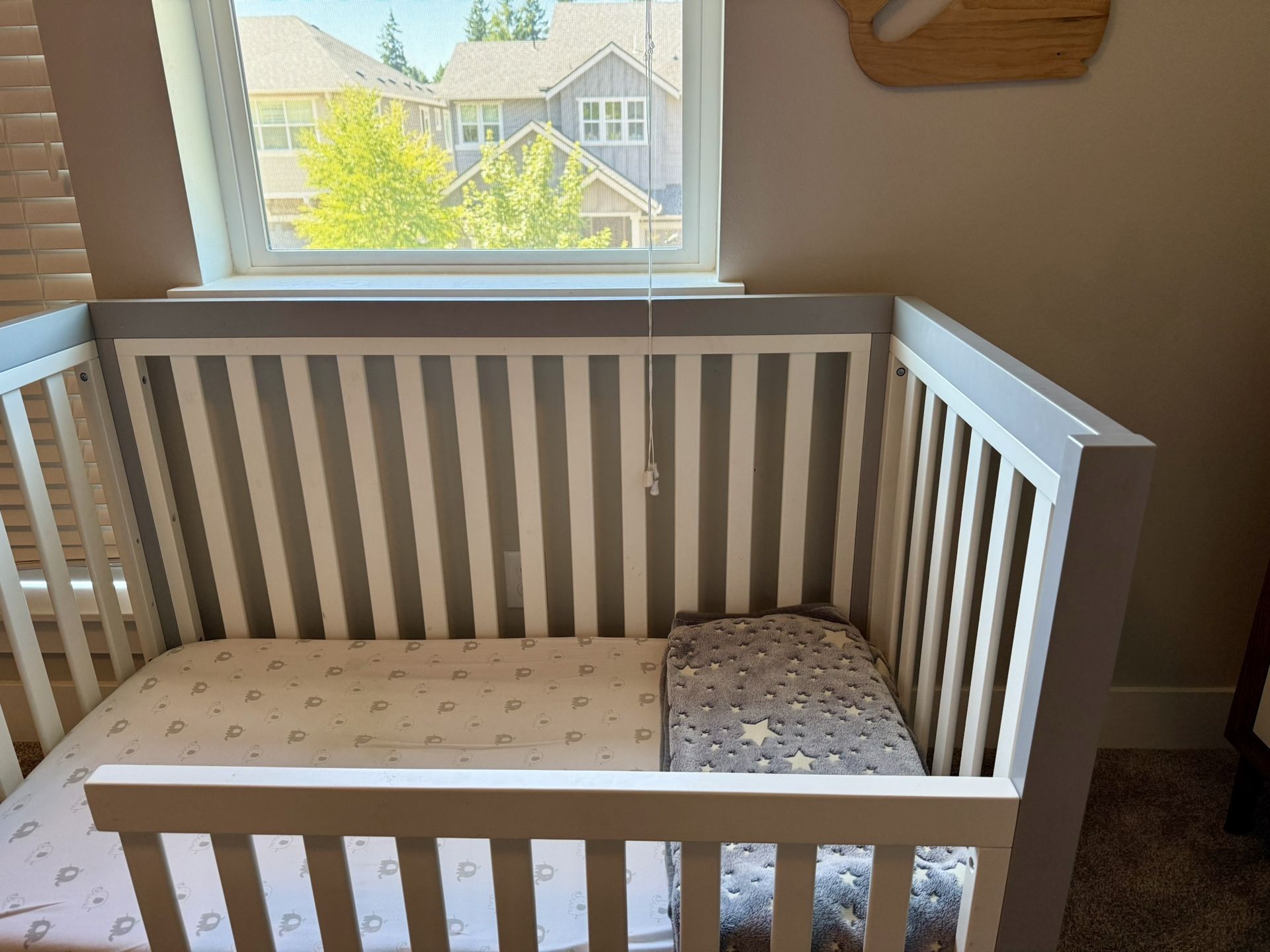Pottery Barn Kids Tatum Convertible Crib – Grey & White