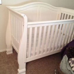 White Wood Crib WITH Mattress  /  Daybed