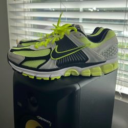 New Nike Vomero 5 Size 9 