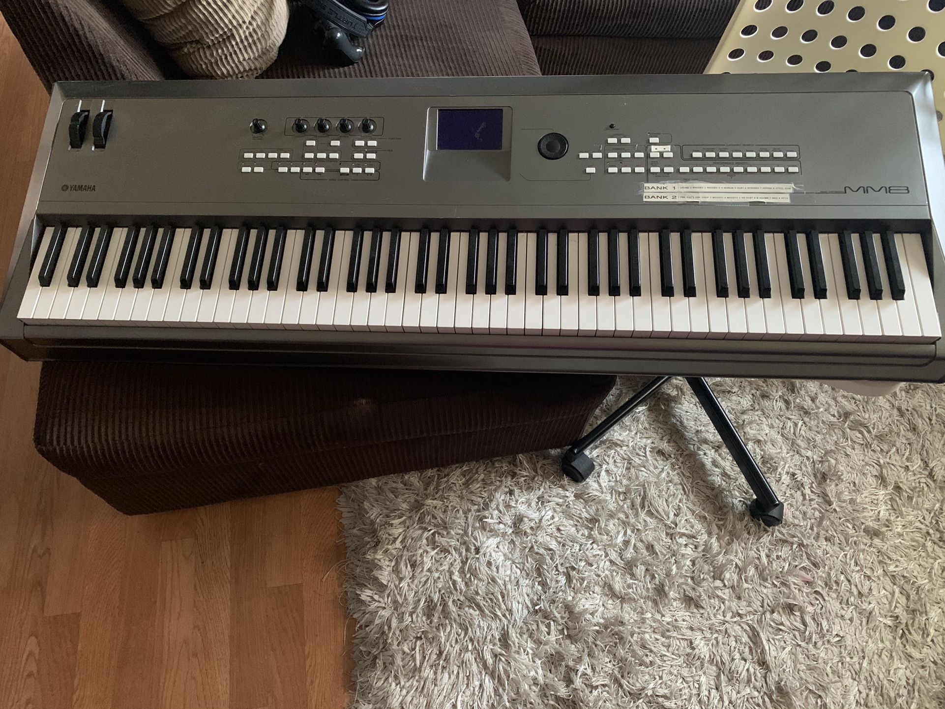 Teclado Yamaha Buenas Condiciones Solo Trae La Pantalla Prende Ala Mitad Pero No Afecta El Sonido