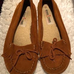 Minnetonka Suede Flats Size 6 Woman's Like New