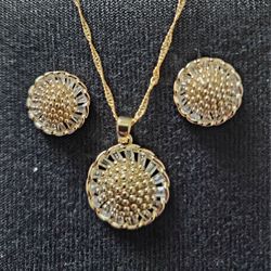 Gold Plated Necklace and Earring Set / Juego de Collar y aretes en Chapa de Oro