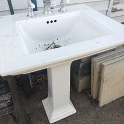 Pedestal Sink 