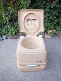 Porta Potty  Toilet Portable Convenient Use Flushes  Excellent Condition Porta Potti