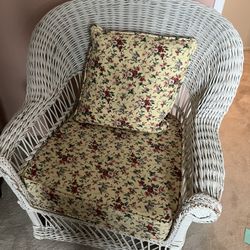 Large Wicker Chair Floral Cushion 35w x 31d x 23sd x 18.5sh Smoke free household