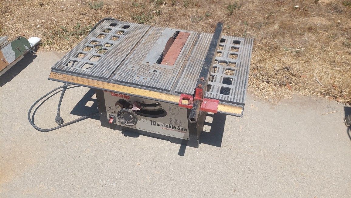 Bench top 10 " table saw. Works fine. Comes with fence. Local pickup, Fallbrook, CA 92028