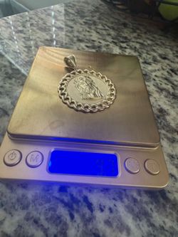 Jesus pendent  10k 9.7 grams      