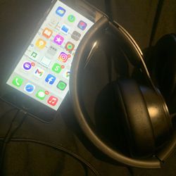 Beat Studio 3 Beats And iPhone 8(must Buy Both)