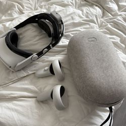 Quest 2 With Elite Case And Strap