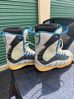 SIZE 8 - 8 1/2 SNOW SHOES 