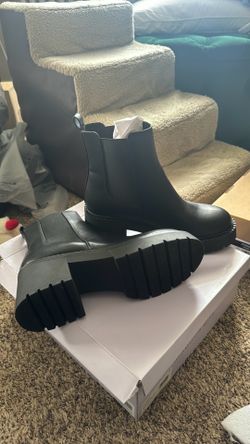 Madden Girl size 10 Tianna Black boots never worn