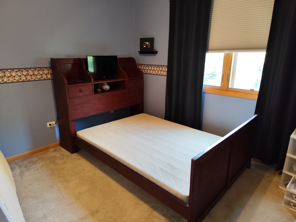 Attic Heirlooms Bed and Dresser Set