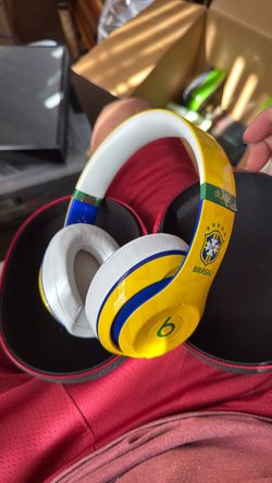 Beats by Dre Studio headphones - Brazil