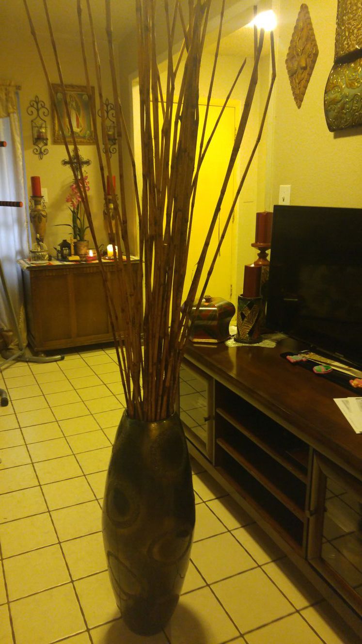 Flores con palos de bambú