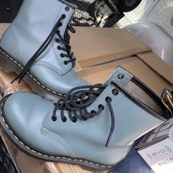 DR Martens the original 26069 size 6L