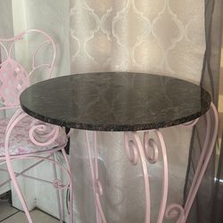 Table with 2 chairs