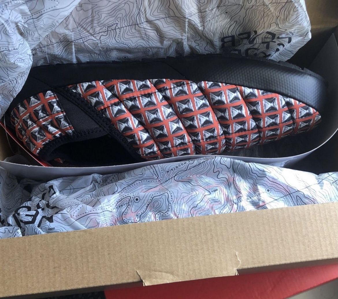 North face And Supreme Slippers Supper Soft Size 10