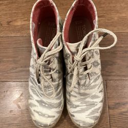 Woman Toms Wedge Size 7.5