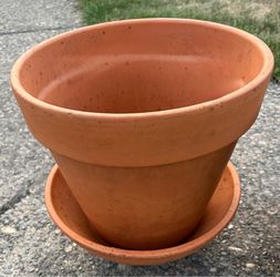 Large Terracotta Planter Pot with terracotta saucer. Read description 1st
