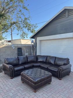 Elegant Brown Leather Sectional + Tufted Ottoman ***FREE DELIVERY ***