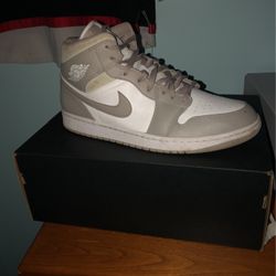 Air Jordan 1 Mid Linen 