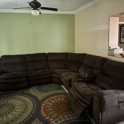 Title:  Large Reclining Sectional Couch – Comfortable & Clean  Description:  Spacious sectional sofa with