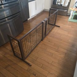21-in H Freestanding Expandable Brown Wood Pet Gate