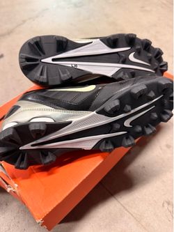 New Youth Nike Baseball Cleats Size 5Y