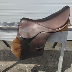 Nice Brown Leather English Horse Saddle 17" Very Clean Like New. 