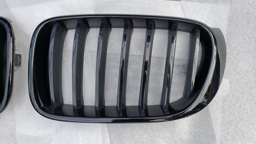 BMW X3, X4 (F25, F26 LCI) OEM M Performance Black Kidney Grills