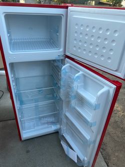 Upstreman 7.7 Cu.ft Top Freezer Refrigerator, 2 Door Top Mount Fridge Large Apartment Refrigerator with Freezer, BD75 Red  Worth $400