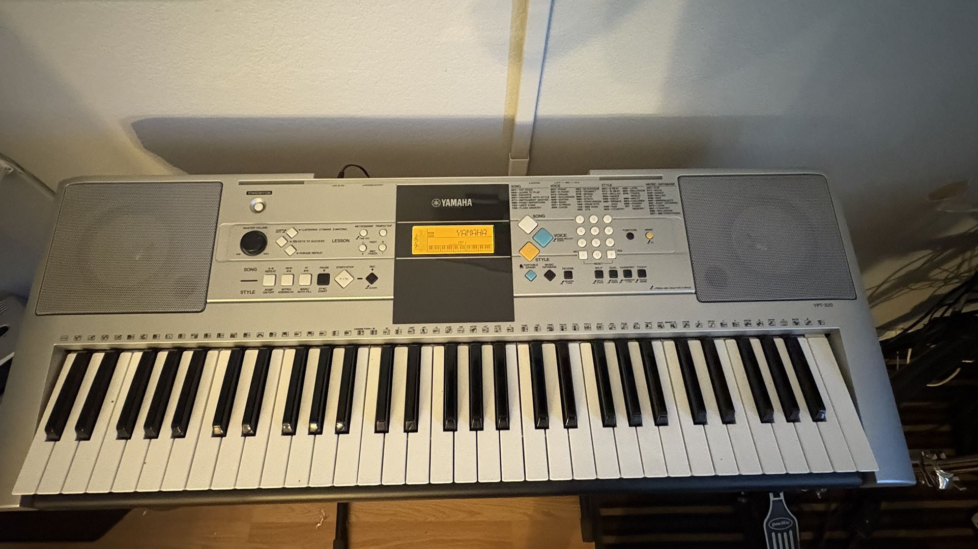 Keyboard: Yamaha YPT-320 w/stand 