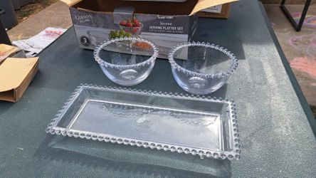 Title: NEW Gibson Home Sereno 3-Piece Glass Serving Set | Not Firm on Price, Open to Fair Offers

Price: $20

Condition: New

Description:

Brand new 