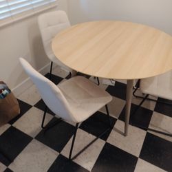Dinning Table With 4 Chairs 
