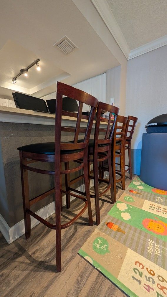 4 Wooden Bar Stools With Backrests