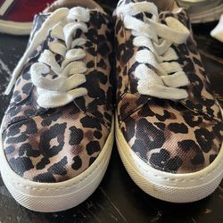 Women’s casual shoe