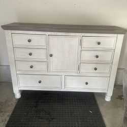 Dresser With Matching Nightstands $400 OBO Will DELIVER!!!