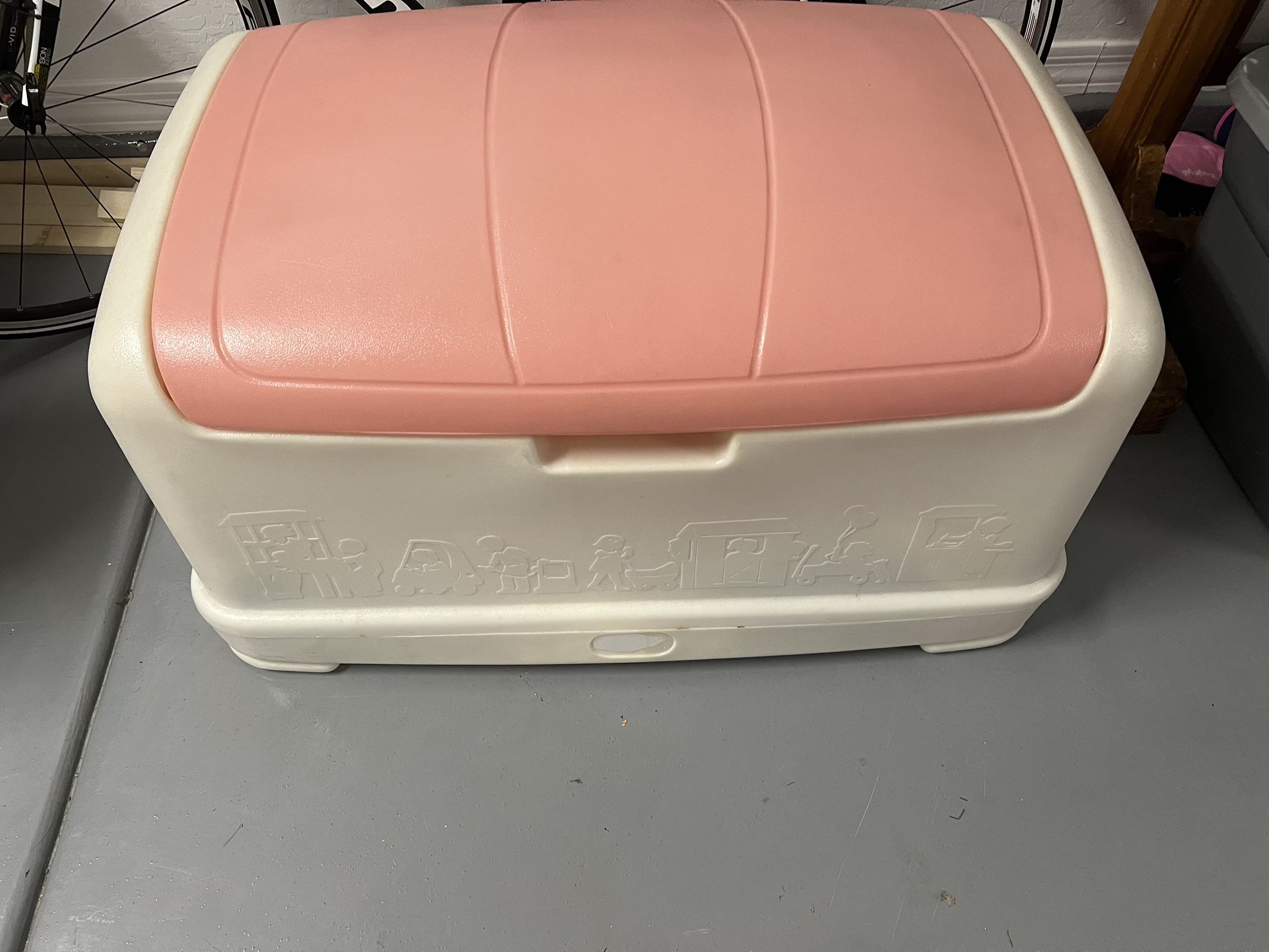 TOYBOX      ( Little Tykes  ).  2