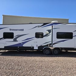 2015 Sandstorm 27ft / Toy hauler / Many Upgrades