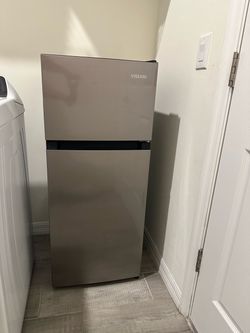 Refrigerator 4.5 cu ft in Stainless Look with Glass Shelves, Top Freezer, and Energy Efficiency