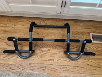 Iron gym doorway, pull-up bar parentheses like new Iron gym doorway, pull-up bar (Like new)