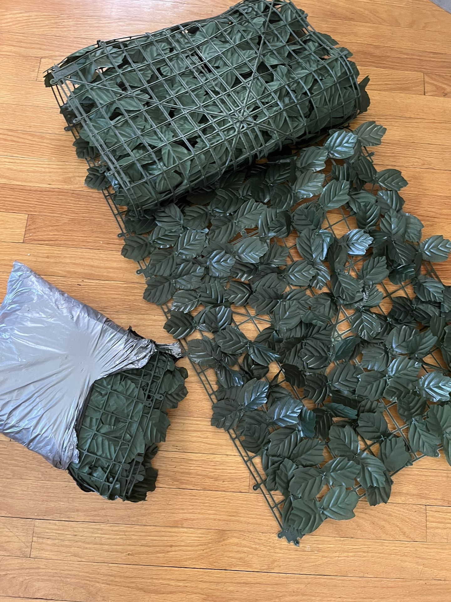 NEW Artificial Faux Ivy Leaf Decorative Fence Screen Faux Leaves Fence Cover Wall MAKE AN OFFER